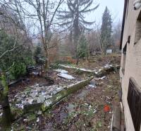 Garten beim Einfamilienhaus in der Búdková-Straße in Bratislava - Altstadt, Bäume und Steine.