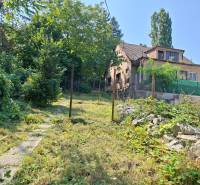 Ein Einfamilienhaus in der Búdková-Straße, umgeben von Grün in Bratislava - Altstadt.