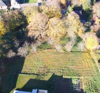 Gewerbegrundstücke in Suchá nad Parnou mit Blick auf Grünflächen und Laubbäume.