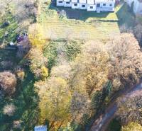 Luftaufnahme von Grundstücken - Gewerbe in Suchá nad Parnou, umgeben von Natur und Gebäuden.