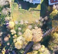 Luftaufnahme von Grundstücken zum Verkauf in Suchá nad Parnou mit kommerziellem Potenzial.