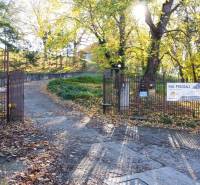 Eingangstor zu den Grundstücken - Gewerbe in Suchá nad Parnou, umgeben von buntem Herbstlaub.