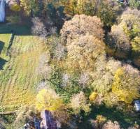 Luftaufnahme von Grundstücken - Gewerbe in Suchá nad Parnou, umgeben von Grünflächen und Gebäuden.