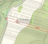 Baugrundstückskarte in Dolná Lehota mit bewaldeten Bereichen.