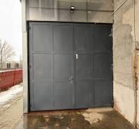 Industrielles Eingangstor und Wände in Büros in Poprad, verschneite Außenbereiche.