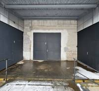 Drei Garagentore mit Metallzaun in den Büros in Poprad.