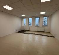 Büros mit weißen Wänden, Böden und Fenstern, die auf die Fertigstellung warten.