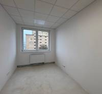 Büro in Weiß mit Heizkörper und Blick aus dem Fenster.