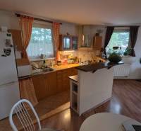 Küche in einer 3-Zimmer-Wohnung mit Holzboden und Esstisch.