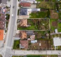 Luftaufnahme eines Einfamilienhauses mit Grundstück in der Partizánska-Straße in Bánovce nad Bebravou.