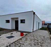 Ein Einfamilienhaus in Moravany nad Váhom in der Straße Dolinky mit einfachem weißen Äußeren.