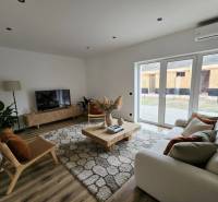 Wohnzimmer in einem Einfamilienhaus mit Holzboden und elegantem Möbel.