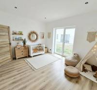 Kinderzimmer in einem Einfamilienhaus mit Holzboden und Boho-Dekorationen.