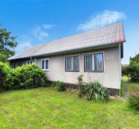 Ein Einfamilienhaus in Nováky mit Garten, Rasen und Ziersträuchern.