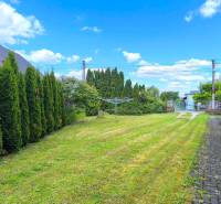 Gartenfläche eines Einfamilienhauses in Prievidza mit sorgfältig gepflegtem Rasen und Hecke.