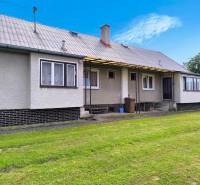 Ein Einfamilienhaus in Nováky mit großer Rasenfläche und einfacher Architektur.