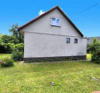 Ein Einfamilienhaus in Nováky mit Garten, Rasen und Blumen in einer angenehmen Umgebung.