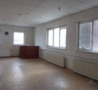 Bürofläche in Lager- und Hallengebäuden mit hellem Fliesenboden und großen Fenstern.