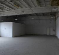 Industrielles Interieur eines Lagers mit hoher Decke und Betonboden.