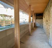 Der bebaute Raum eines Einfamilienhauses in Hronec mit Wänden aus Stein und Holzbalken.