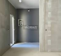 Interieur eines Einfamilienhauses mit verputzten Wänden und Elektroinstallationen.