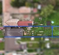 Ein Einfamilienhaus mit großem Grundstück, Parkplatz, Garten und Pool.