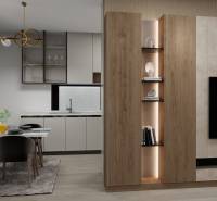 Essbereich mit Küche in einem Einfamilienhaus mit Holzboden.