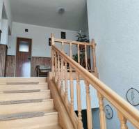 Einfamilienhaus mit Holztreppe, Wandverkleidung und Dekoration.