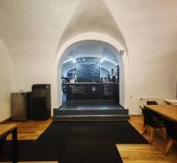 Innenräume von Gastronomiebereichen mit Gewölben, Tafelflächen und einem Boden in Holzoptik.