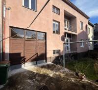 Die Außenansicht des Wohnhauses in der Medveckého-Straße in Ružomberok mit Garage und Hof.