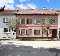 Mehrfamilienhaus in der Medveckého-Straße in Ružomberok mit einer als 5-Zimmer-Wohnung oder größer gekennzeichneten Wohnung.