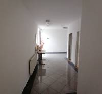 Büroflur mit Fliesen und Dekoration.