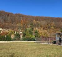 Grasgrundstück am Waldrand in der Karpatská-Straße in Marianka, geeignet zum Wohnen.