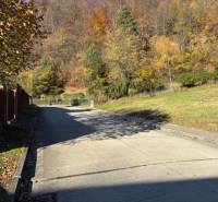 Herbstlandschaft in der Karpatská-Straße in Marianka, ideal für Wohnbaugrundstücke.