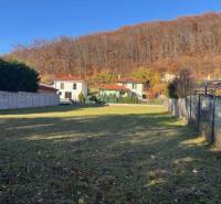 Grundstücke - Wohnen in der Karpatská-Straße in Marianka mit Grünflächen und angrenzenden Häusern.