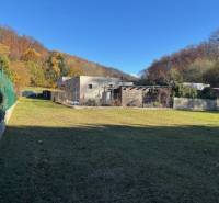 Ein Rasenstück in der Karpatská-Straße in Marianka, umgeben von moderner Architektur und Natur.