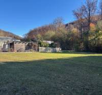 Grünfläche in der Karpatská-Straße in Marianka, umgeben von Wäldern, geeignet zum Wohnen.