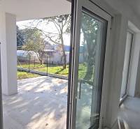 Fenster und Türen im Einfamilienhaus, die zur Terrasse führen, Blick auf den Garten.