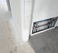 Flur im Einfamilienhaus mit Installationen und Fliesen in Piešťany.