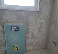 Badezimmerbaustelle in einem Einfamilienhaus mit modernem Installationsrahmen für die Toilette.