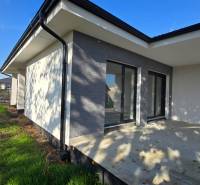 Ein Einfamilienhaus in Piešťany mit Terrasse und Garten, umgeben von einer grünen Hecke.