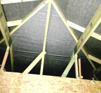 Einfamilienhaus mit Holzdachkonstruktion und OSB-Platten im Dachgeschoss.