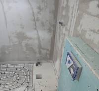 Installation einer Fußbodenheizung im Badezimmer eines Einfamilienhauses.