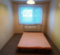 Einfaches Schlafzimmer mit Bett und Fenster in einer 3-Zimmer-Wohnung.