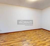 Ein Zimmer mit Holzboden, weiße Wände, leerer Raum, Einzimmerwohnung.
