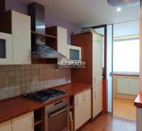 Die Küche eines Einzimmerapartments mit einem Gasherd und Glasschränken.