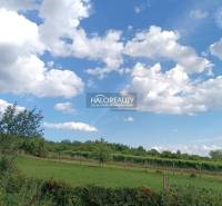 Grundstücke - Wohnen in Čerhov, grüne Wiesen und blauer Himmel mit Wolken.