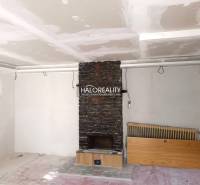 Ein Kamin mit Steinmuster im Inneren eines Einfamilienhauses.