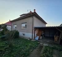 Ein Einfamilienhaus in der Slnečná-Straße in Nové Mesto nad Váhom mit einem Unterstand und Garten.