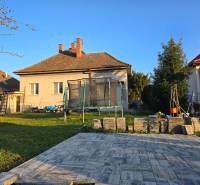 Ein Einfamilienhaus in der Slnečná-Straße in Nové Mesto nad Váhom mit einem Rasen-Garten und einer Terrasse.